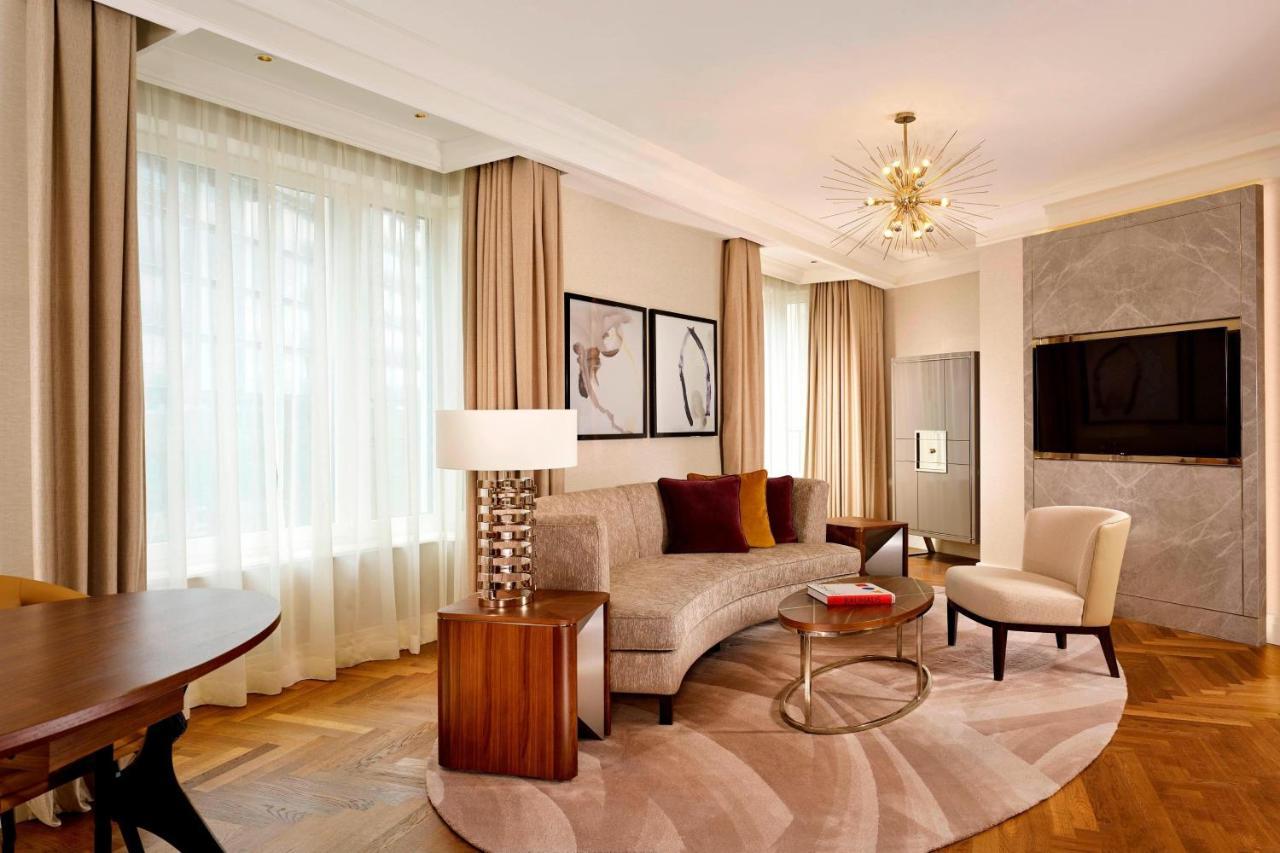 The Ritz-carlton,